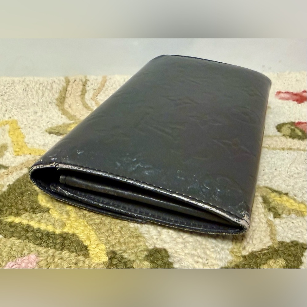 SOLD LOUIS VUITTON Metallic Monogram Vernis Sarah Long Bi-Fold Wallet - Picture 15 of 16